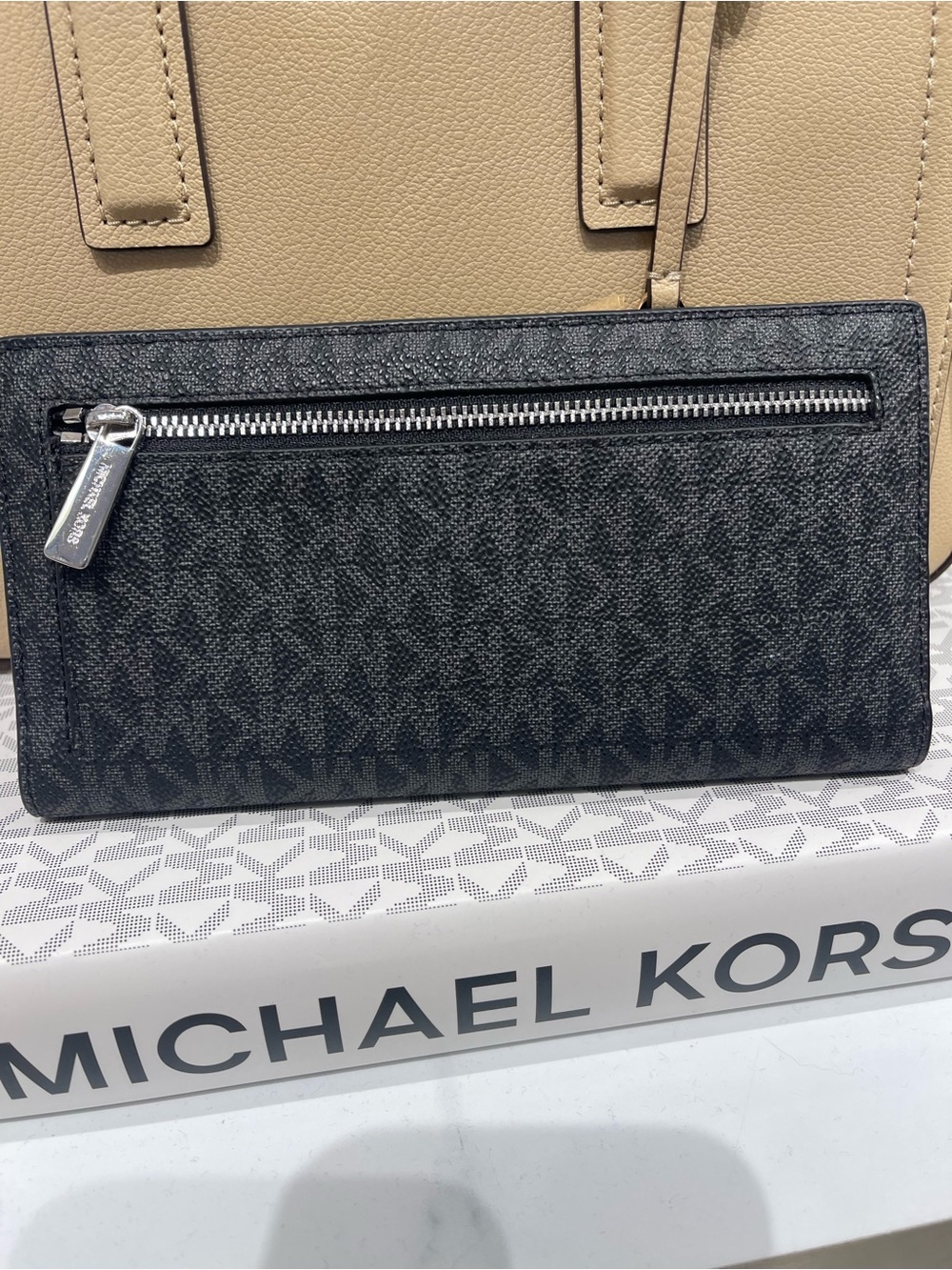 Michael Kors Carson Large Signature Logo Snap Wallet
Black/Silver Hardware
NWT - Picture 3 of 16